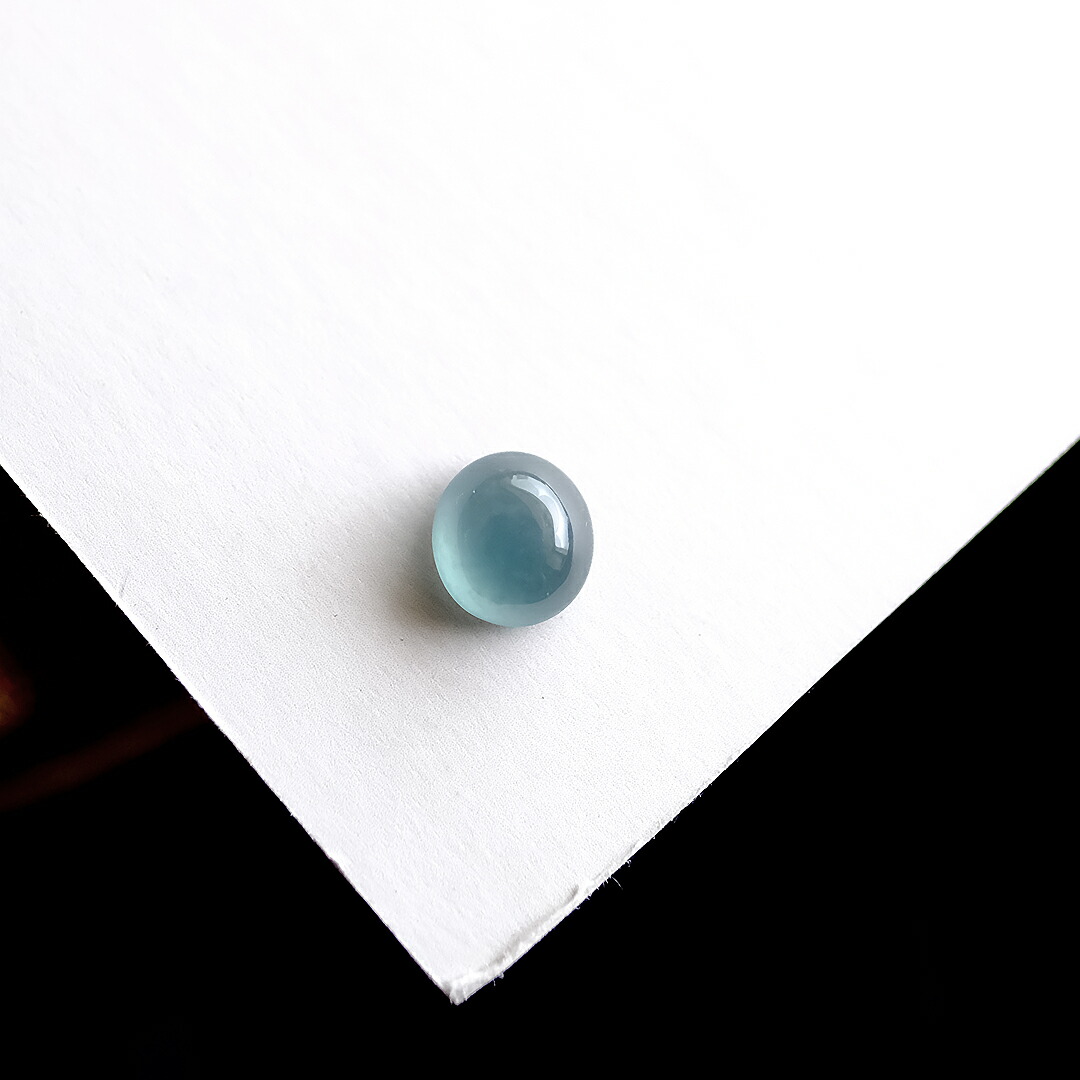 翡翠 (ヒスイ) ルース 『UMI-NO-SHIZUKU』 ( 2.57ct / サイズM ) アイスブルー翡翠 グアテマラブルー オーバル カボション 希少 一点物 高品質 グアテマラ産天然ひすい ジェダイト 硬玉 ナチュラル 無着色 5月誕生石 国石 プレゼント【鑑別書無料】【送料無料】の商品画像_4