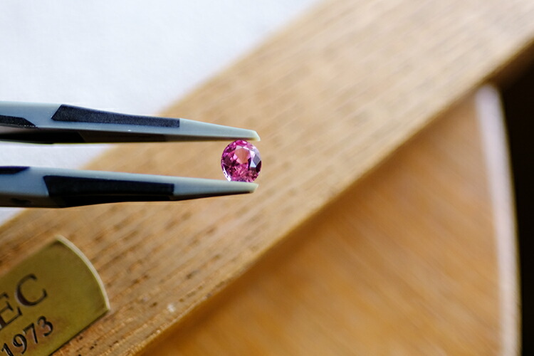 【パパラチア サファイア】PADPARADSCHA SAPPHIRE / 1.21ct / 天然非加熱サファイア / 1点物 ピンクオレンジ 希少石 希少カラー オーバルシェイプ 【送料無料 / 鑑別書付】の商品画像_18