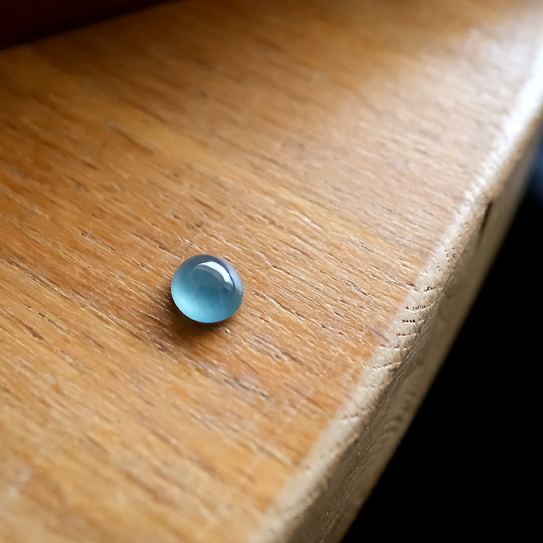 翡翠 (ヒスイ) ルース 『UMI-NO-SHIZUKU』 ( 2.57ct / サイズM ) アイスブルー翡翠 グアテマラブルー オーバル カボション 希少 一点物 高品質 グアテマラ産天然ひすい ジェダイト 硬玉 ナチュラル 無着色 5月誕生石 国石 プレゼント【鑑別書無料】【送料無料】の商品画像_8